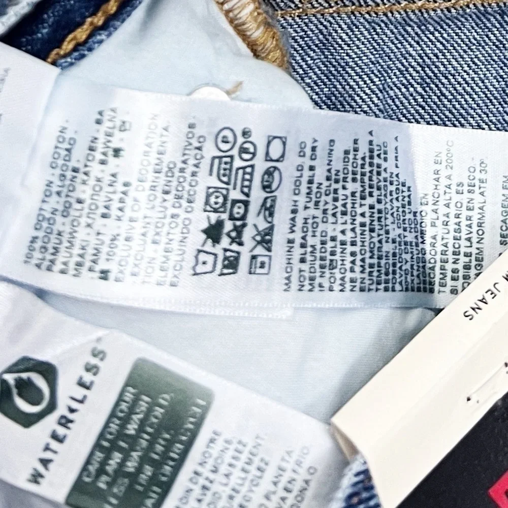 NWT Levi’s 80’s Ripped High Rise Mom Jeans in Boo Boo